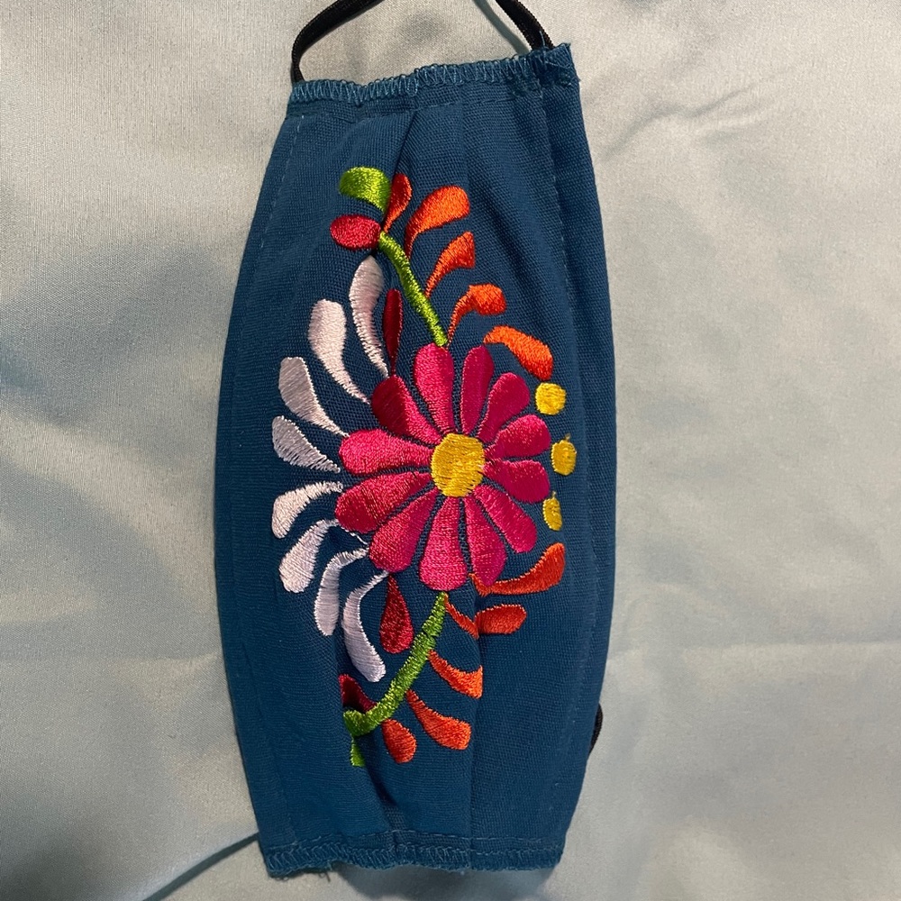 Embroidered face mask - Picture 10 of 12
